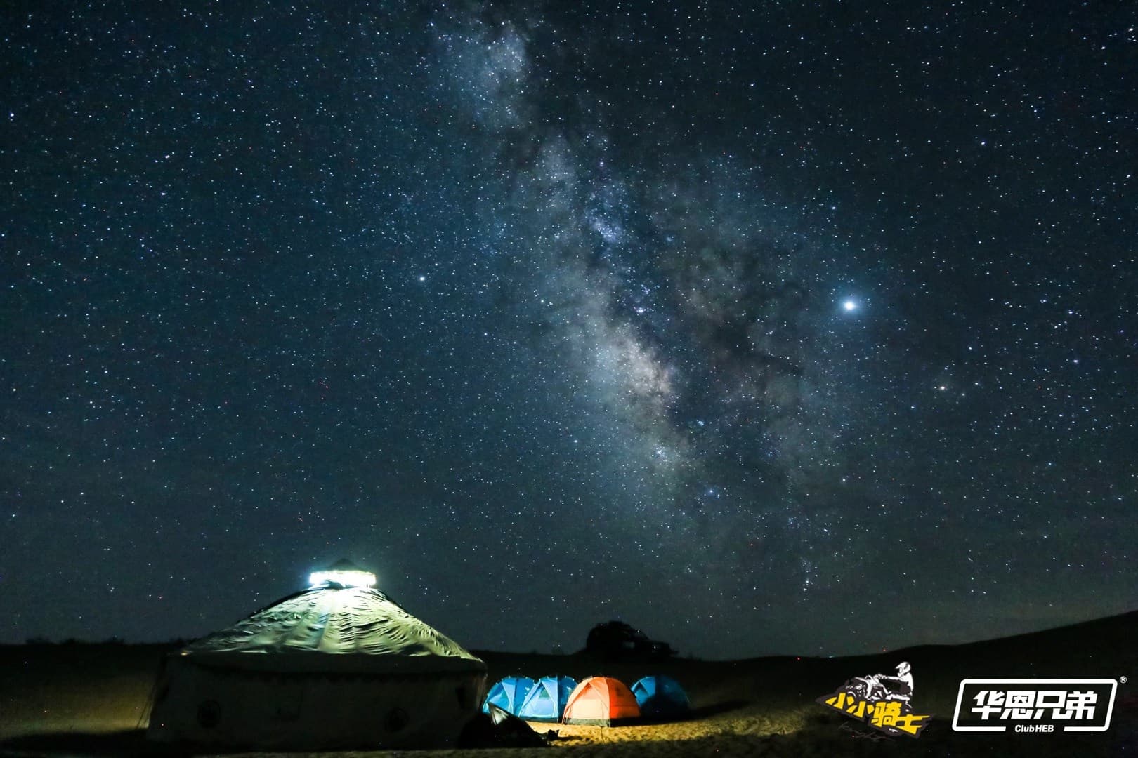 长曝光镜头下宁夏中卫营地帐篷上方的银河星空