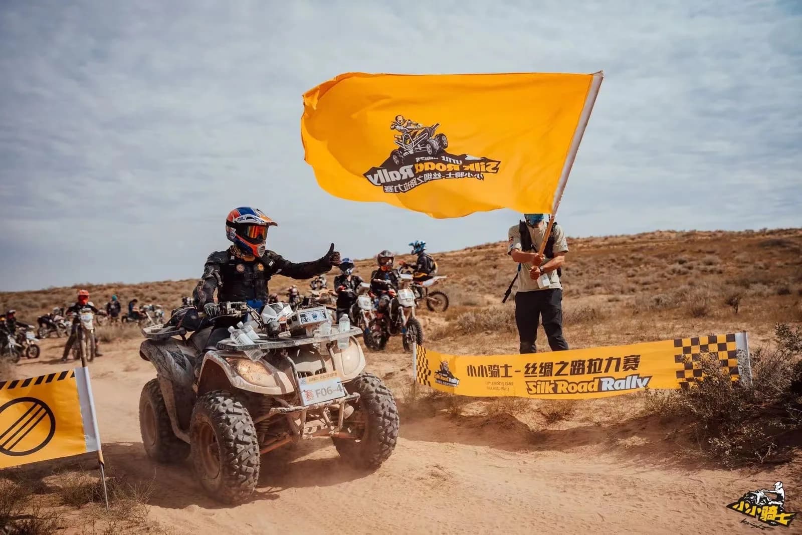 小小骑士驾驶全地形车通过丝绸之路拉力赛旗门