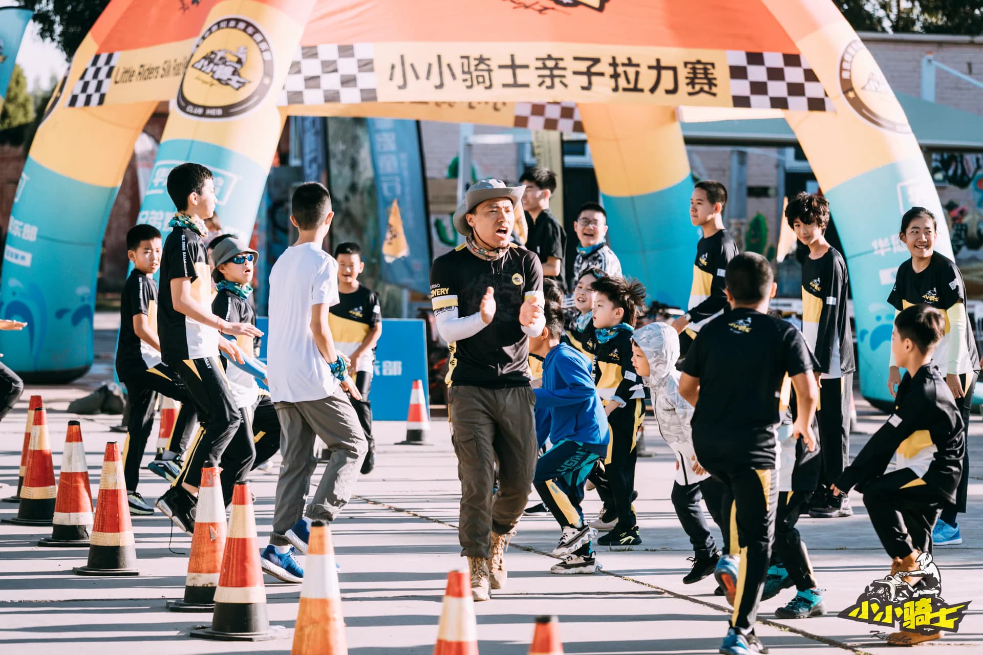 小小骑士亲子拉力赛开始前,教练与孩子们在起点热身